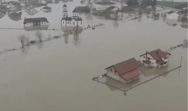 Potopljeno prijedorsko naselje, voda stigla do polovine kuća