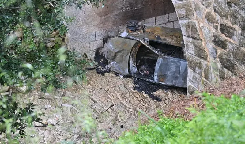 Auto kod Makarske sletjelo s ceste i zapalilo se, vozač u teškom stanju prebačen u bolnicu