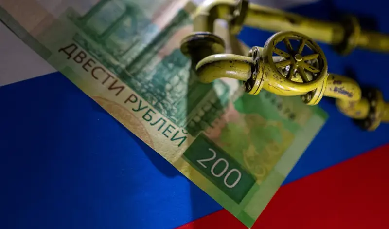 Ruski rubalj pao prema dolaru, cijena nafte na najnižoj razini od 2021.