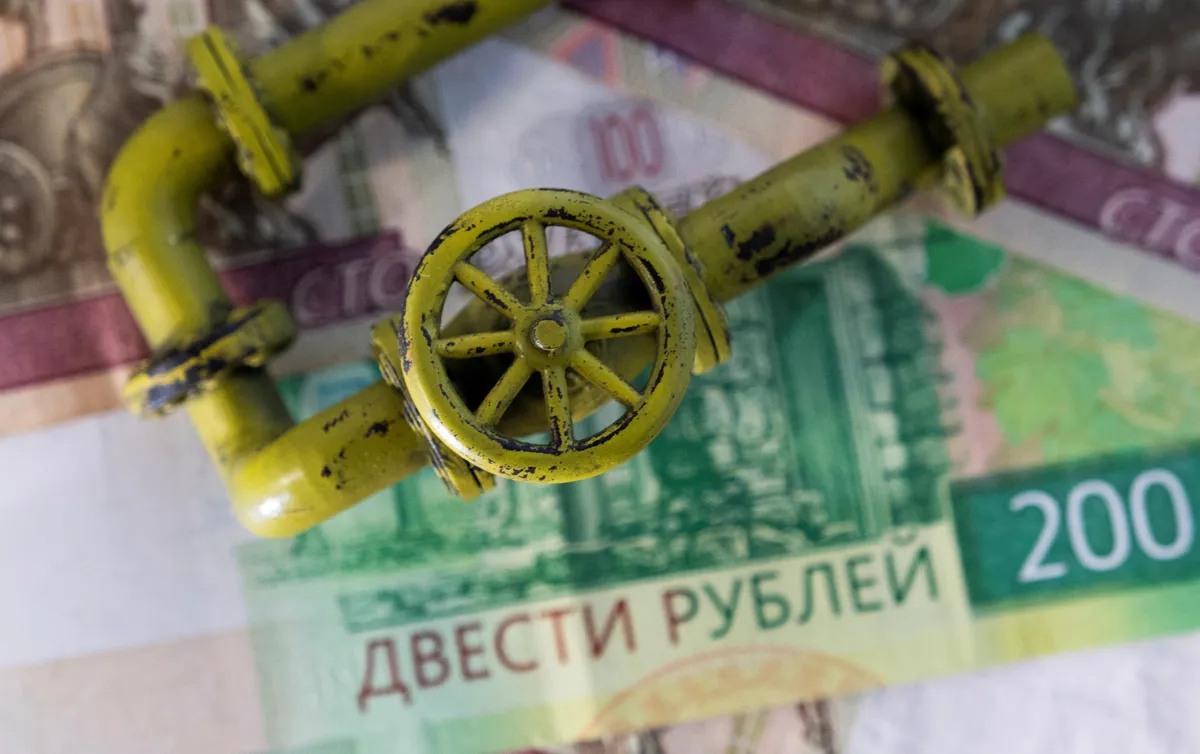 Ruski rubalj pao prema dolaru, cijena nafte na najnižoj razini od 2021.