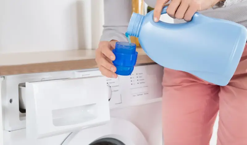 Tekući deterdžent vam iscuri iz ladice prije pranja? Evo kako to riješiti