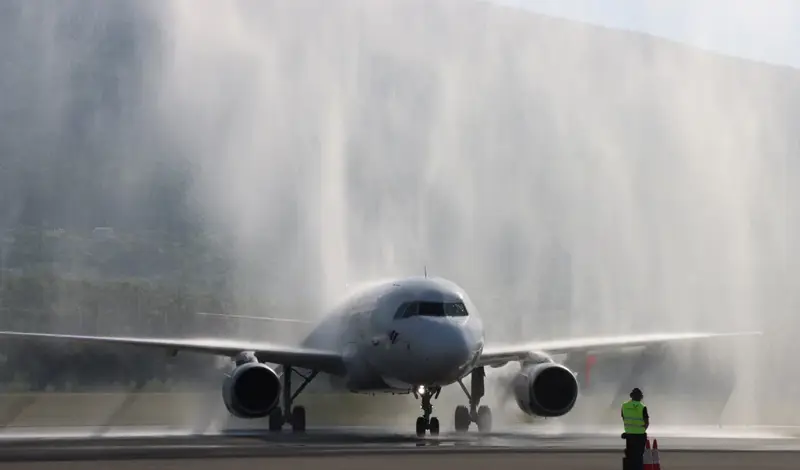 Prvi avion pun putnika iz Düsseldorfa sletio u Mostar FOTO