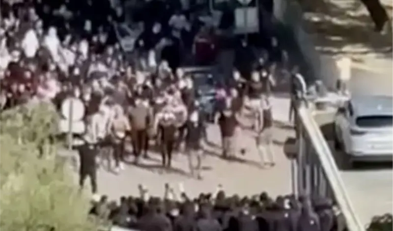 Sukob navijača u Splitu, dvoje teže ozlijeđenih, ranjen policajac 