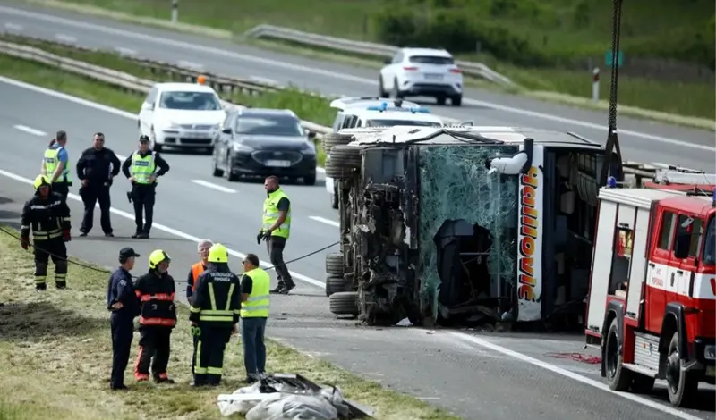 U sudaru autobusa iz BiH i Golfa dvoje poginulih, 31 ozljeđena osoba
