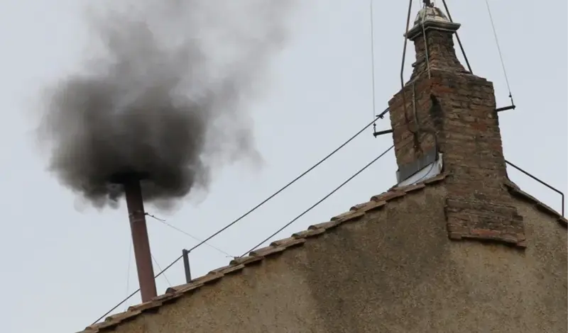 I u podne crni dim iz Sikstinske kapele