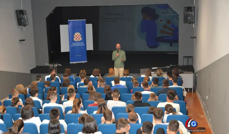 U Grudama održano stručno predavanje ''Djeca na internetu - prilike i prijetnje''