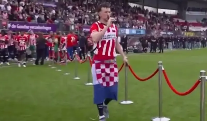 Jedan je Perišić! PSV-u donio naslov prvaka pa s hrvatskom zastavaom i pivom otišao po medalju