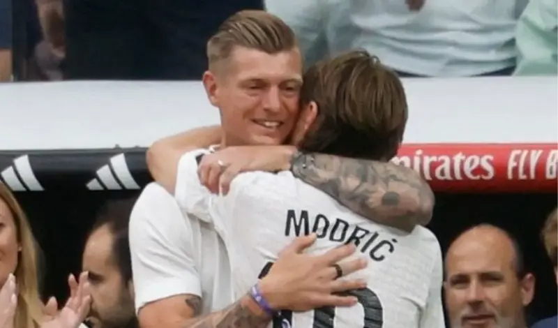Očevi nogometa u zagrljaju! Modrić izišao, Kroos ga zagrlio za kraj!