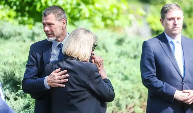 Boban zaplakao na grobu svog prijatelja Dražena Petrovića! Zagrlio njegovu majku Biserku, oboje su briznuli u plač