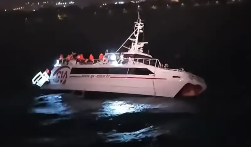 Kod Zadra tonuo brod, more prodrlo u katamaran, putnike u panici evakuirali