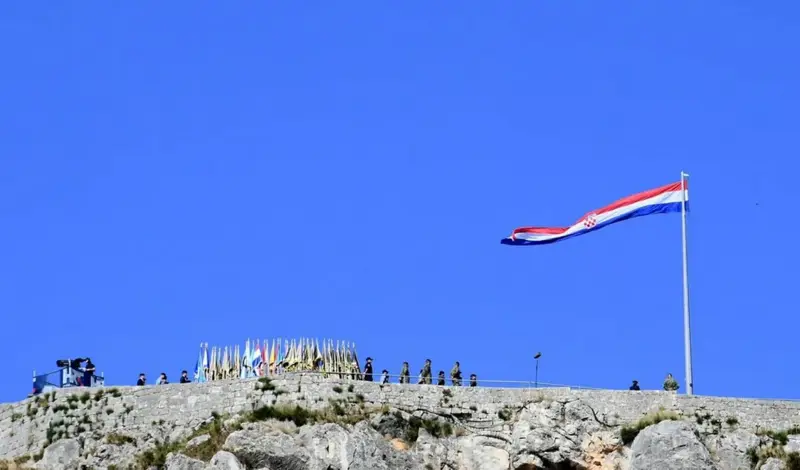 Ukradena hrvatska zastava s Kninske tvrđave