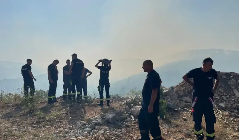 FOTO - Zbog požara kod Gruda zatražen i helikopter OSBIH