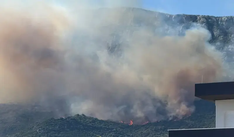 Požar u Kaštelima. Na terenu 110 vatrogasaca, kanaderi se ne mogu uključiti zbog vjetra
