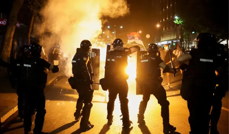 Beograd gori! Deseci uhićenih jer su prosvjedovali protiv Vučića, ozlijeđeni građani, policija...