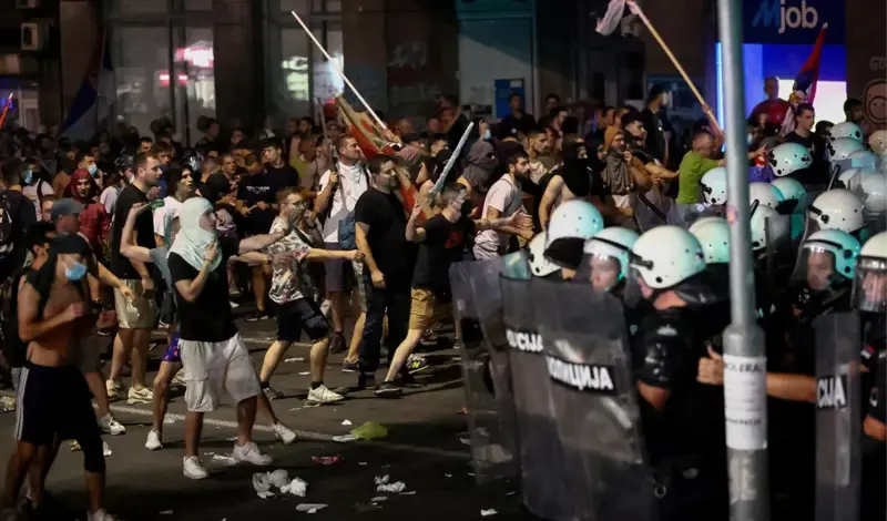 Beograd gori! Deseci uhićenih jer su prosvjedovali protiv Vučića, ozlijeđeni građani, policija...
