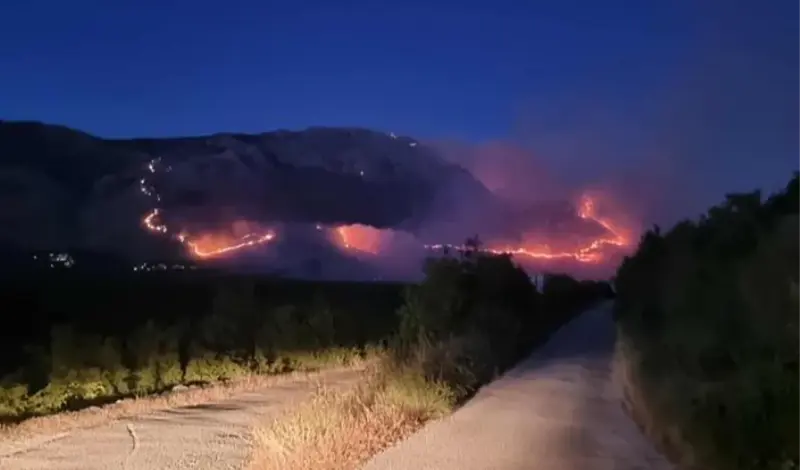 Vatrogasci s mještanima obranili kuće, čeka ih težak dan