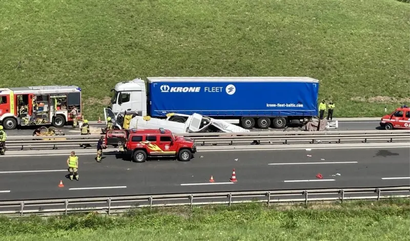 Na autocesti Maribor-Ljubljana poginulo pet osoba iz Rusije. Kombi kojeg je vozio Ukrajinac udario u kamion i došlo do tragedije