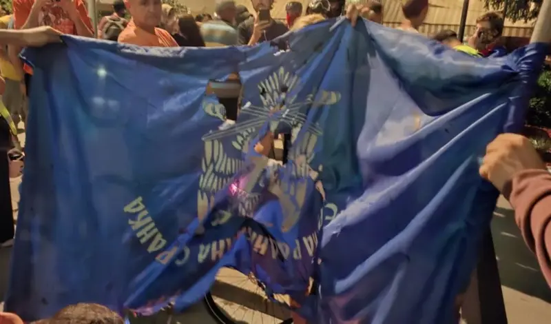 Srbija: U plamenu sjedište Vučićeve stranke, zapaljena zastava Šešeljevih radikala, policija i žandarmerija tuku narod
