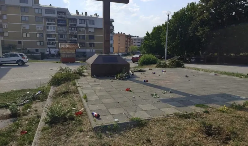Vandalski napad na spomenik hrvatskim braniteljima u Bosanskom Grahovu