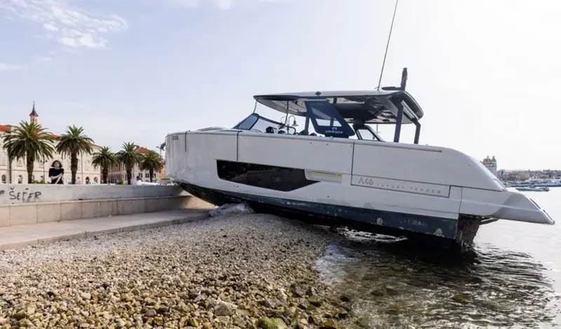 SPLIT: Skiper zaspao i zabio luksuzni brod u obalu