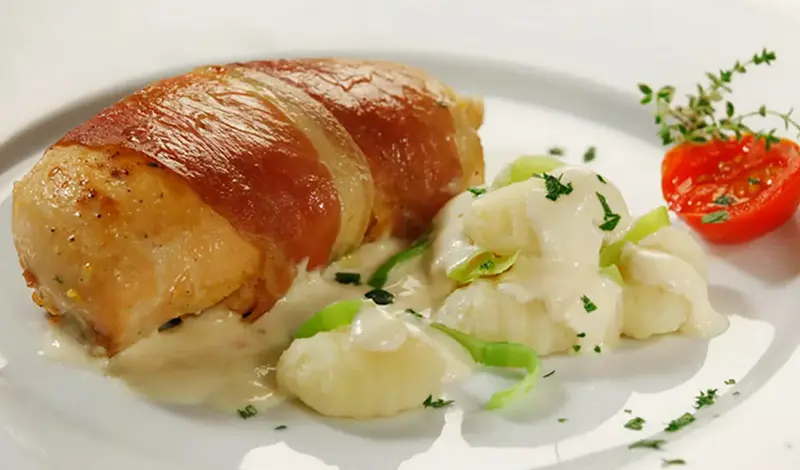 RECEPT: Pileći file u umaku od gorgonzole s hrskavim pršutom