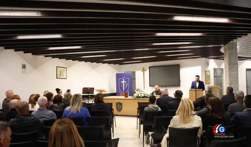 Predstavljena knjiga ''Krvlju opečaćeni za nebo'', u kojoj su opsežno sabrani životopisi 66. hercegovačkih franjevaca ubijenih u II. svjetskom ratu i poraću FOTO