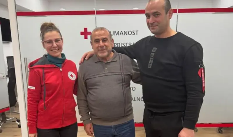 Ratovi su ih razdvojili, Crveni križ spojio, otac je nakon 40 godina zagrlio sina