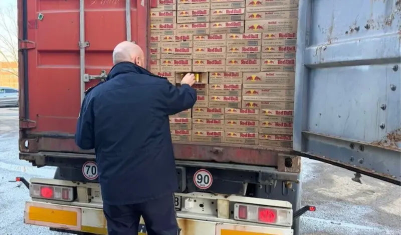 I to se krivotvori: Carinici zapljenili 69.600 limenki krivotvorenog Red Bulla