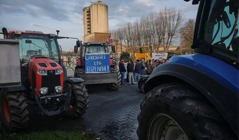 350 traktora na ulicama glavnog grada Francuske