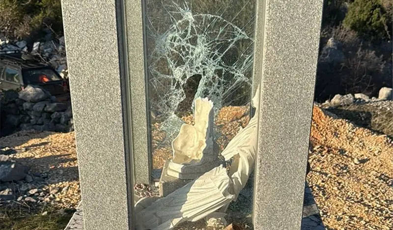 Bezbožnici razbili kip Blažene Djevice Marije kod Čapljine 