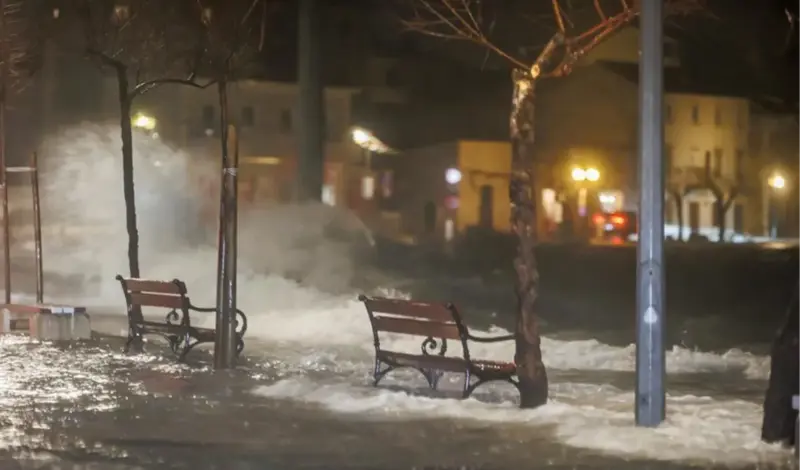 Dalmacija je pod vodom! Dižu se brane od vreća i dasaka! Najgore dolazi noćas, bitno je izdržati