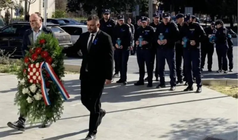 Plava vrpca na reveru policajca u čast poginulim kolegama