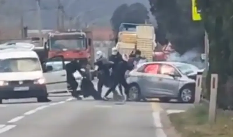 Napali vozača i uzrokovali prometnu nesreću, a onda zapalili napadnuto vozilo VIDEO