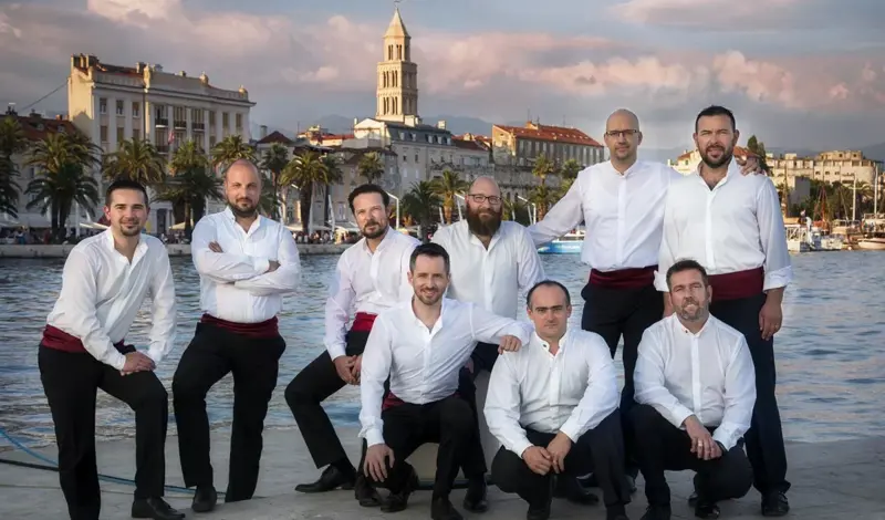 KLAPA ŠUFIT STIŽE U GRUDE: Večer vrhunske dalmatinske pjesme ispred crkve svete Katarine
