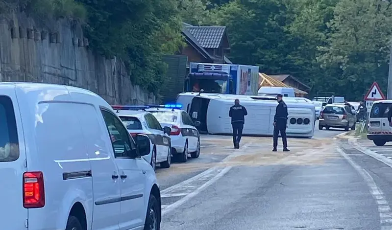 Zbog teške nesreće na M-17, potpuno obustavljen promet između Konjica i Jablanice