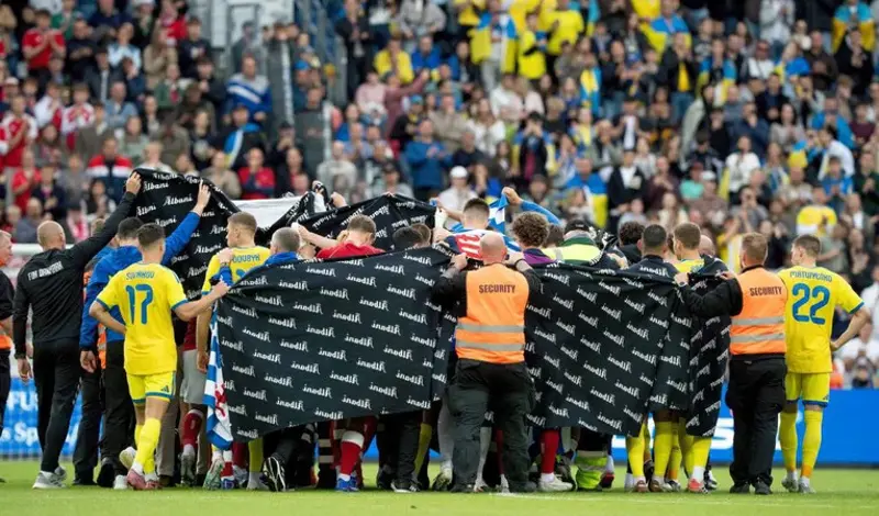 Eriksen se opet srušio! Liječnik: Defibrilator mu je spasio život