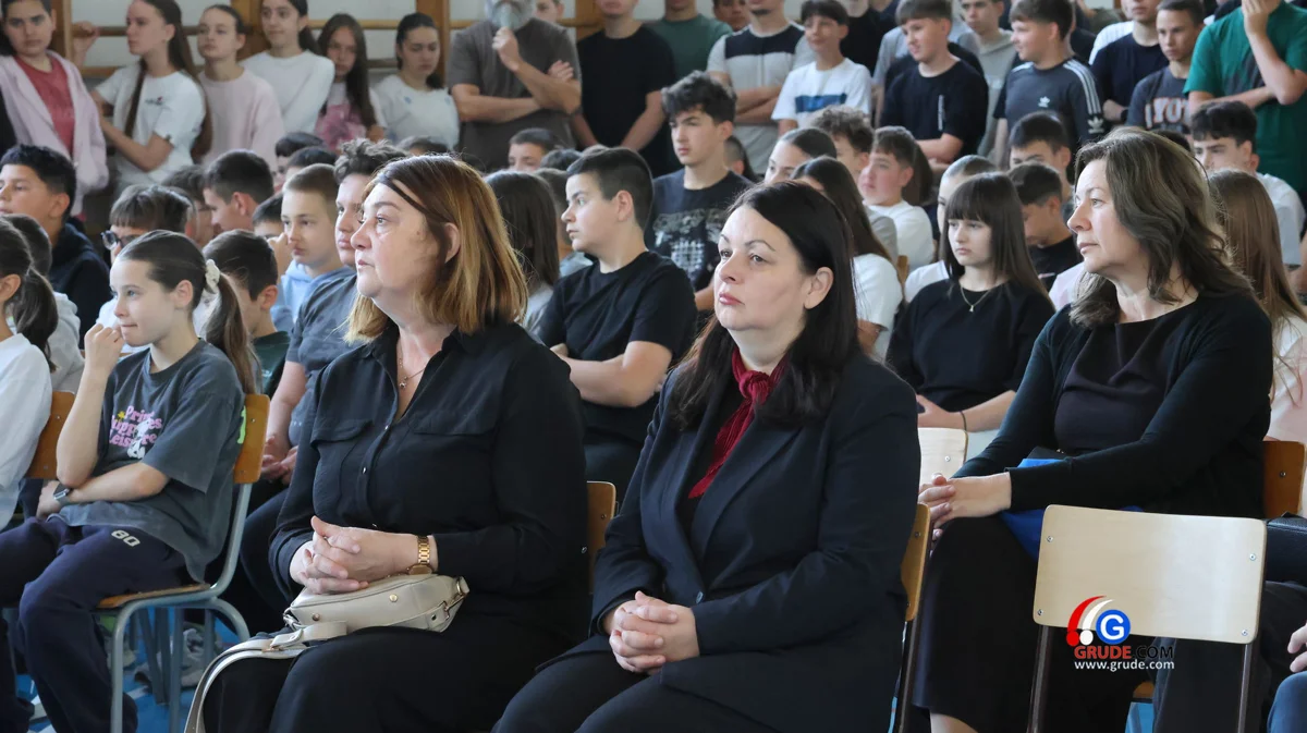 U OŠ Ruđera Boškovića stručnjaci SUMIT-a održali predavanje o sigurnosti na internetu FOTO