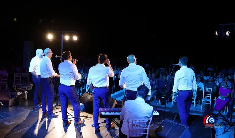FOTO: Klapa Šufit razgalila srca Gruđana, čaroban koncert na platou crkve svete Kate