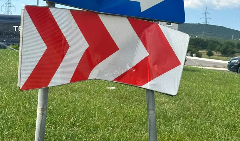 Posuškom Armstrongu na biciklijadi otkazale kočnice. Izbjegao i sačuvao druge sudionike pa udario u znak. Srećom, dobro je