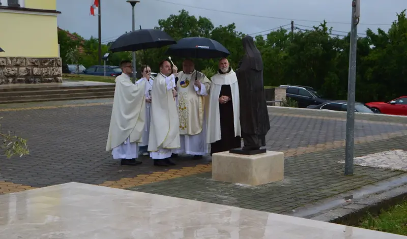 Relikvije svete Male Terezije i njezinih svetih roditelja pohodile župu Ledinac FOTO