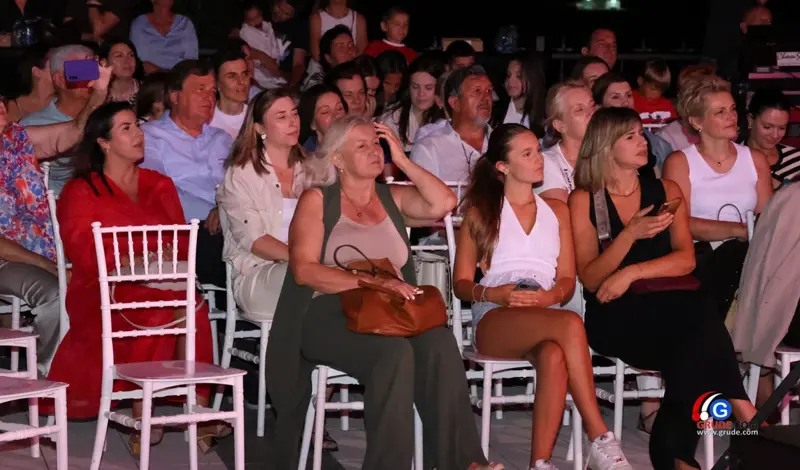 FOTO: Klapa Šufit razgalila srca Gruđana, čaroban koncert na platou crkve svete Kate