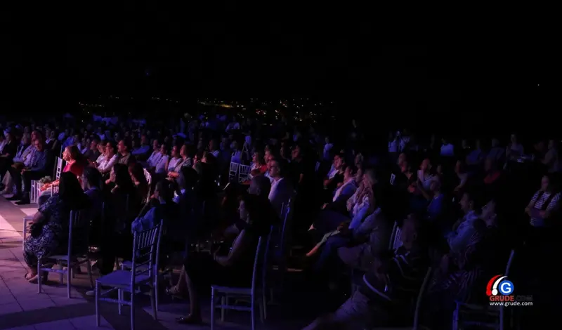FOTO: Klapa Šufit razgalila srca Gruđana, čaroban koncert na platou crkve svete Kate
