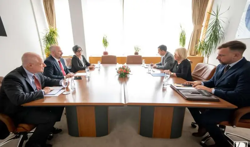 SAD i BiH nastavljaju partnersku suradnju: Borjana Krišto i John Ginkel razgovarali o strateškim projektima