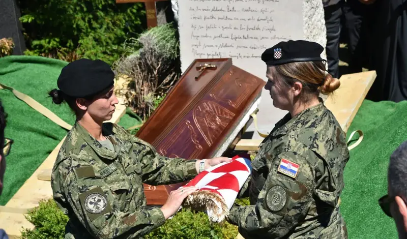 FOTO/VIDEO Heroina Julienne Eden Bušić ispraćena na posljednji počinak