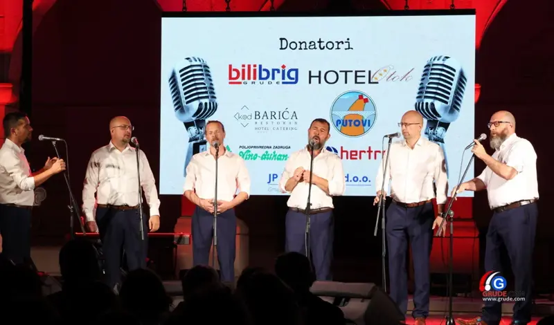 FOTO: Klapa Šufit razgalila srca Gruđana, čaroban koncert na platou crkve svete Kate