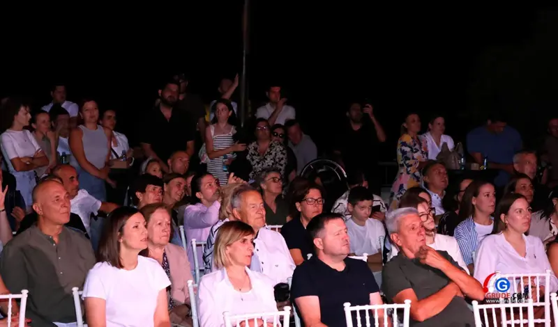 FOTO: Klapa Šufit razgalila srca Gruđana, čaroban koncert na platou crkve svete Kate
