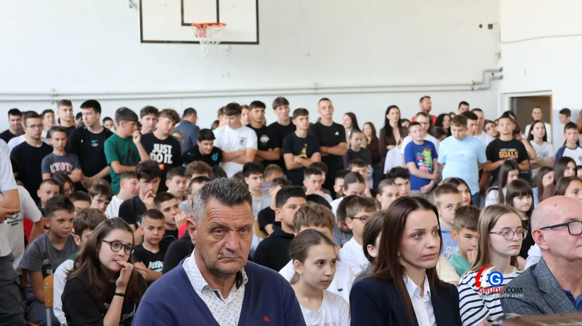 U OŠ Ruđera Boškovića stručnjaci SUMIT-a održali predavanje o sigurnosti na internetu FOTO