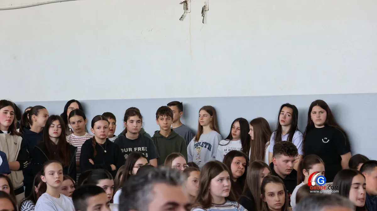U OŠ Ruđera Boškovića stručnjaci SUMIT-a održali predavanje o sigurnosti na internetu FOTO