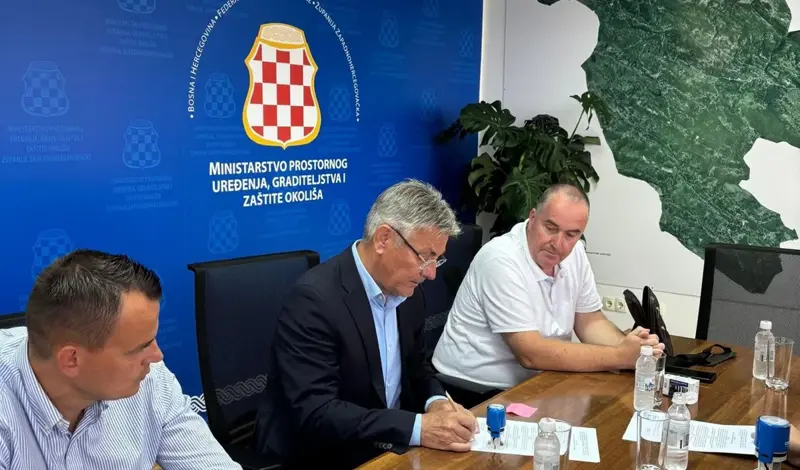 POTPISAN UGOVOR: 100.000 KM za nastavak izgradnje kolektora u Grudama FOTO