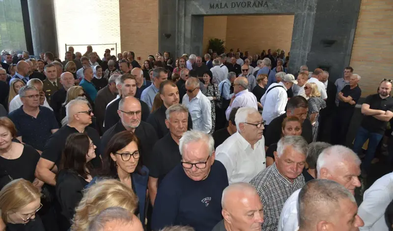 FOTO/VIDEO Heroina Julienne Eden Bušić ispraćena na posljednji počinak